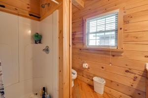 Koupelna v ubytování Water Views! Serene Rough River Family Cabin + 16 fotografií