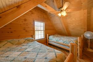 Postel nebo postele na pokoji v ubytování Water Views! Serene Rough River Family Cabin