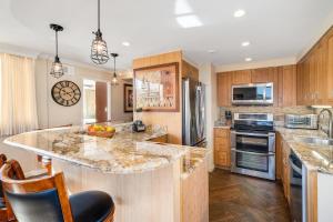 Køkken eller tekøkken på Royal Kahana 701 · RK 701 Spacious OceanFront 2BD w Pool AC