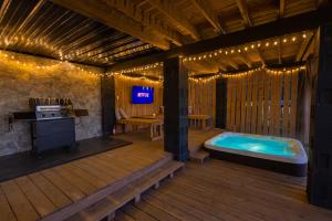 Φωτογραφία από το άλμπουμ του Valhalla Cabins AFrames with hot tubs & sauna σε Cosby