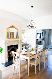 Köök või kööginurk majutusasutuses Elegant Victorian House & Garden