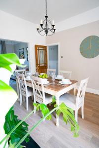 Foto sihtkohas Stoke-on-Trent asuva majutusasutuse Elegant Victorian House & Garden galeriist