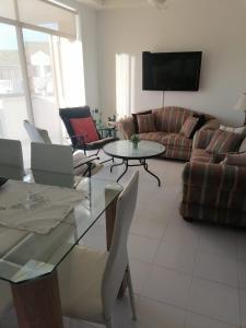 uma sala de estar com um sofá e uma mesa em Acogedor Apartamento Girardot em Girardot