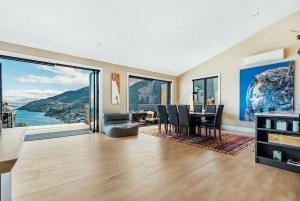 Nespecifikovaný výhled na hory nebo výhled na hory při pohledu z prázdninového domu