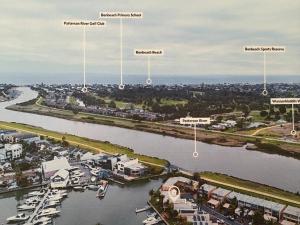 Výhled na řeku, která protéká v blízkosti vily