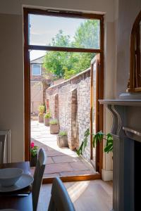 Rõdu või terrass majutusasutuses Elegant Victorian House & Garden