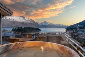 einen Whirlpool auf dem Balkon mit Bergblick in der Unterkunft The Haddens in Queenstown