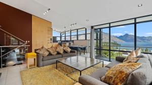 ein Wohnzimmer mit Sofa und Tisch in der Unterkunft The Haddens in Queenstown