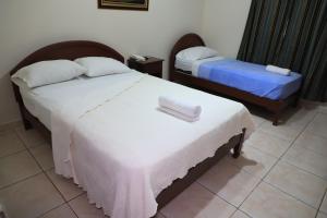 ラス・タブラスにあるvilla Tableñaの白いシーツが敷かれたベッドが2つあるホテルの部屋 +6枚の写真