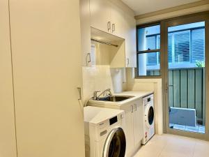 Kuchyň nebo kuchyňský kout v ubytování Salt & Serenity - The Peninsula Retreat