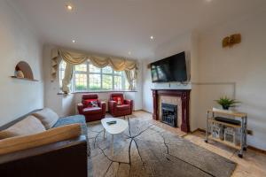 Televiisor ja/või meelelahutuskeskus majutusasutuses 5-Bed House - Sleeps 10 - Garden - Parking