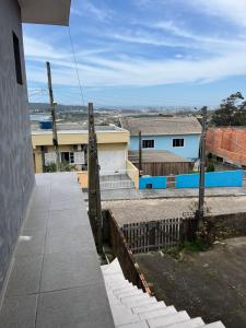 una vista dal balcone di una casa di Casa com vista para o mar e perto do centro a Imbituba