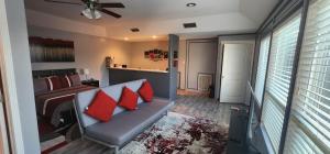 Posezení v ubytování Modern Condo, Private, Home Feel, No Shared Walls