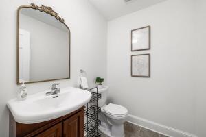 Koupelna v ubytování Walkable Grant Park 1920s Home with King Bed