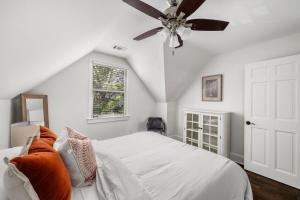 Postel nebo postele na pokoji v ubytování Walkable Grant Park 1920s Home with King Bed