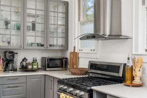 Kuchyň nebo kuchyňský kout v ubytování Walkable Grant Park 1920s Home with King Bed + 16 fotografií