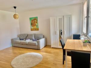 un salon avec un canapé et une table dans l'établissement Stylish Modern Apartment with Patio near Vienna, à Wiener Neudorf