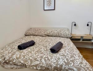 un lit avec deux oreillers dessus dans l'établissement Stylish Modern Apartment with Patio near Vienna, à Wiener Neudorf 6 autres photos