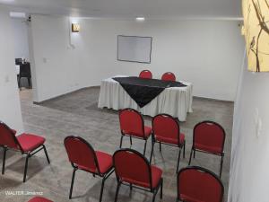 - un groupe de chaises et une table dans une pièce dans l'établissement Gran Hotel Coral, à Popayan