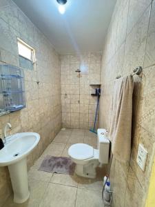 a bathroom with a toilet and a sink at Sitio Família Freitas in Pindoretama