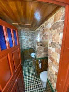 非斯Riad Dar Iman的一间带两个卫生间和石墙的浴室