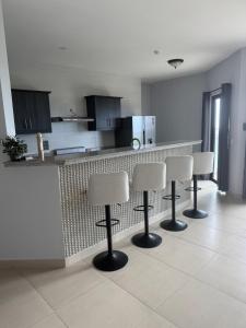 Kuchyň nebo kuchyňský kout v ubytování Gorgeous ocean view condo on Beach Golf & Marina Resort