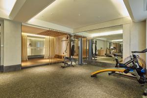 a gym with cardio equipment in a hotel room at 品缦芸酒店长沙高铁南站沙湾公园地铁站店 in Changsha
