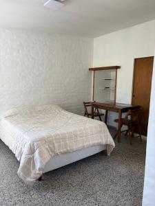 Giường trong phòng chung tại Asoma Madryn