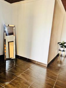 Zimmer mit einem Spiegel, einem Tisch und einem Stuhl in der Unterkunft BTV Holiday Home in Hazyview