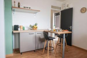 Η κουζίνα ή μικρή κουζίνα στο Urban Tropik by KVZ near Place de la Victoire +11 φωτογραφίες