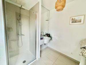 un baño con ducha y lavabo en Luxury Stylish Penthouse with Free Parking, en Viena 24 fotos más