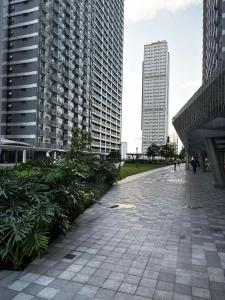 SampongFame Residences 26th Floor Tower 4的城市中高楼的人行道 更多70张照片