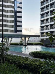 SampongFame Residences 26th Floor Tower 4的两座建筑物在水体上的桥梁