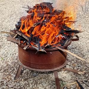 er brandt een vuur in een pot op de grond bij Playa Hostel in Santa Rosa de Calamuchita