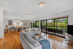 TV a/nebo společenská místnost v ubytování Mount Buffalo Views