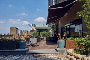 a patio with three large vases on a building at 品缦芸酒店长沙高铁南站沙湾公园地铁站店 in Changsha