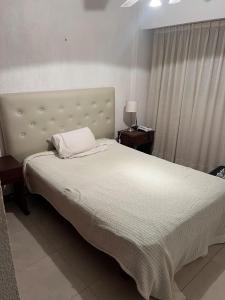 Ένα ή περισσότερα κρεβάτια σε δωμάτιο στο Excelente departamento ubicado en pleno centro