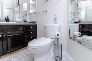 Koupelna v ubytování Northern Solace, 2 beds, 2 baths, 5 min to airport + 34 fotografií