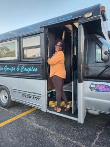 Gallery image of Cozy Mobiles Luxury Living Room and Dine On Wheels in Arlington