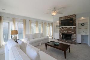 TV a/nebo společenská místnost v ubytování Madelyn's Oceanview