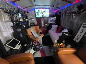 Gallery image of Cozy Mobiles Luxury Living Room and Dine On Wheels in Arlington