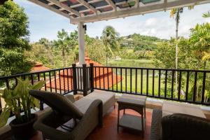 En balkon eller terrasse på Grand 4-Bed Lagoon Villa - Private Pool & Garden - Laguna