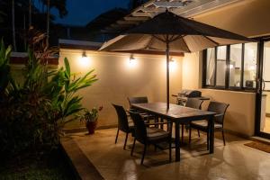 En terrasse eller udendørsområde på Grand 4-Bed Lagoon Villa - Private Pool & Garden - Laguna