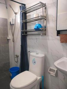 Un baño pequeño con inodoro y lavabo. en Stay at Diez, en Calambá 57 fotos más