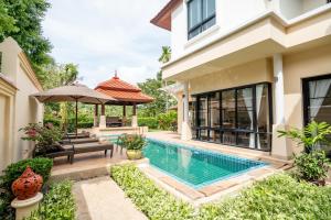 Swimmingpoolen hos eller tæt på Grand 4-Bed Lagoon Villa - Private Pool & Garden - Laguna