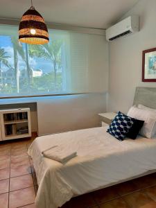 Postel nebo postele na pokoji v ubytování Beautiful Ocean Villa by the Beach and Pool