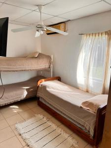 ein Schlafzimmer mit zwei Etagenbetten und einem Fenster in der Unterkunft Casa de dos dormitorios en villa adela a 10 minutos del centro para 7 personas se aceptan mascotas in Concordia