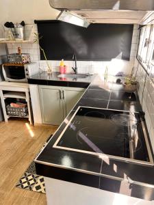 eine Küche mit schwarzer Arbeitsplatte und Spüle in der Unterkunft Casa de dos dormitorios en villa adela a 10 minutos del centro para 7 personas se aceptan mascotas in Concordia