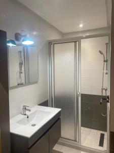 ein Badezimmer mit weißem Waschbecken und Dusche in der Unterkunft Appart hôtel las jemelas in Casablanca + 23 Fotos
