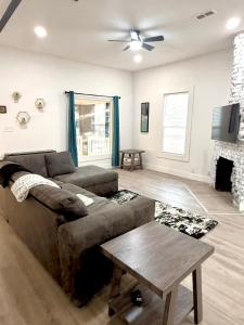 Χώρος καθιστικού στο Stylish 3BR Minutes to Downtown and Stadium